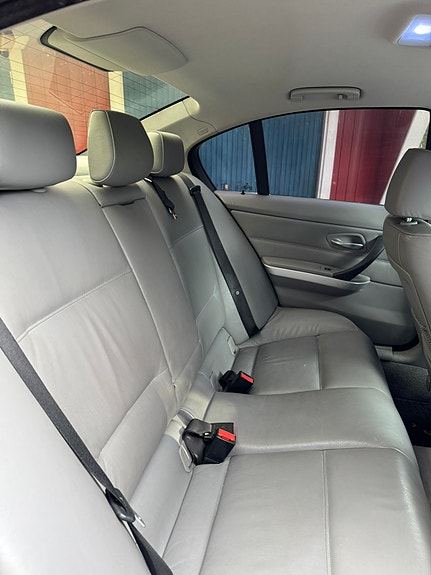 BMW 320i 10 of 10