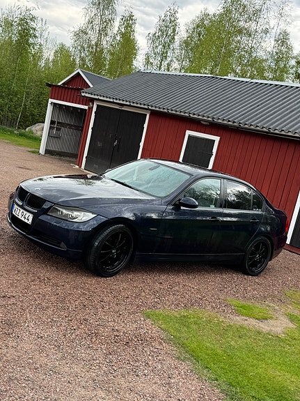 BMW 320i 3 of 5