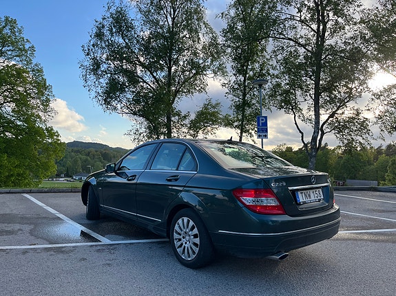 Mercedes-Benz C220 4 of 5