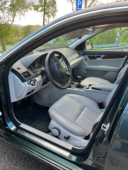 Mercedes-Benz C220 5 of 5