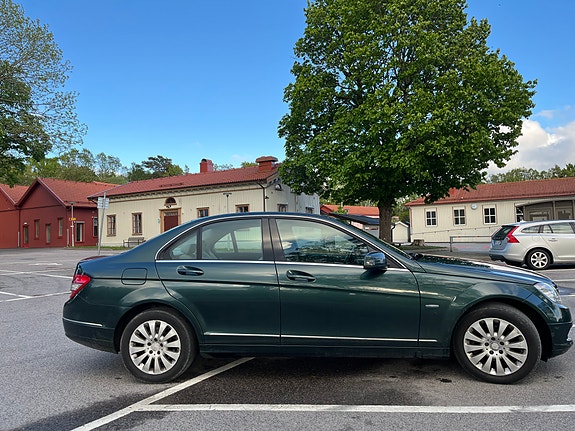 Mercedes-Benz C220 3 of 5