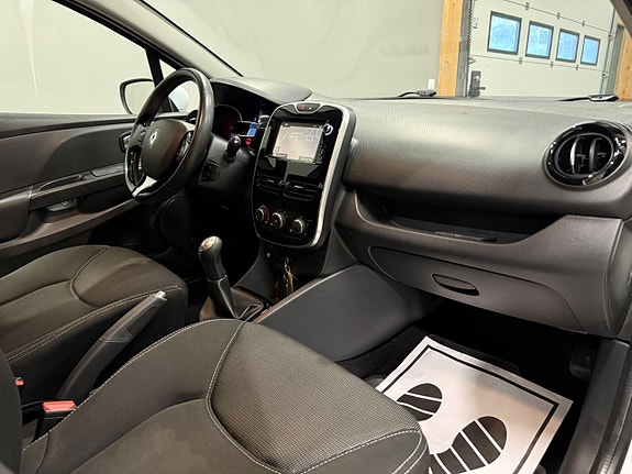Renault Clio 12 of 18