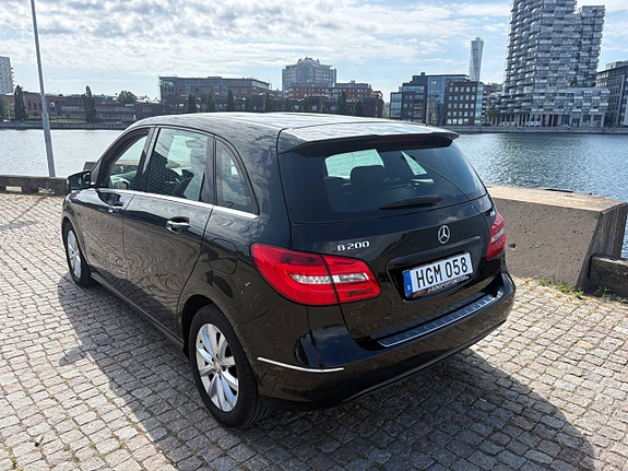 Mercedes-Benz B200 4 of 5