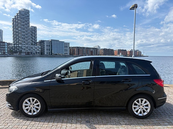 Mercedes-Benz B200 2 of 5