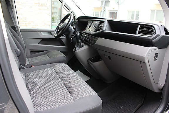 Volkswagen Caravelle 16 of 18
