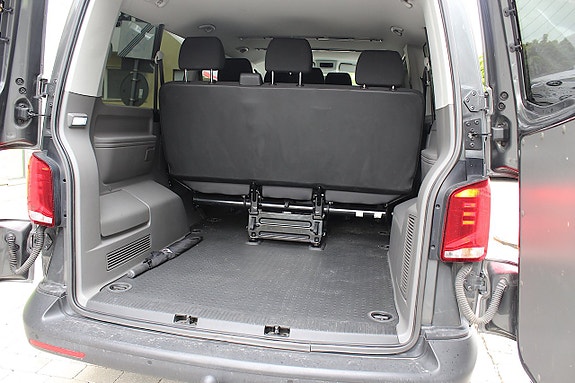 Volkswagen Caravelle 13 of 18