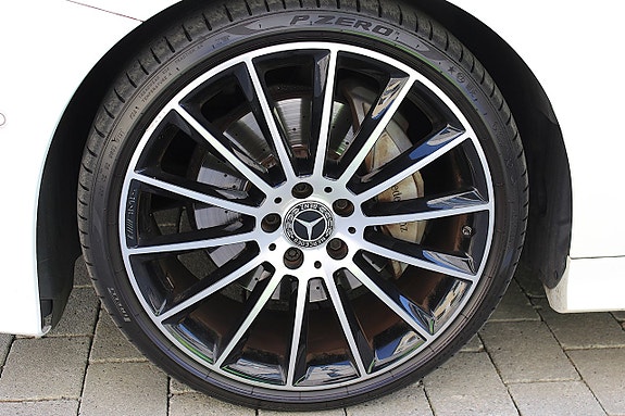 Mercedes-Benz E200 3 of 5