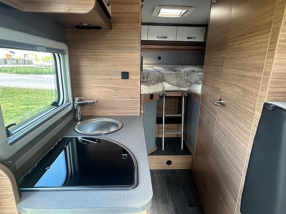 Weinsberg CaraSuite 650 MEG 140 Aut 8-steg Långbädd Edition Spicy Taksäng B-körkort NY! 18 of 30