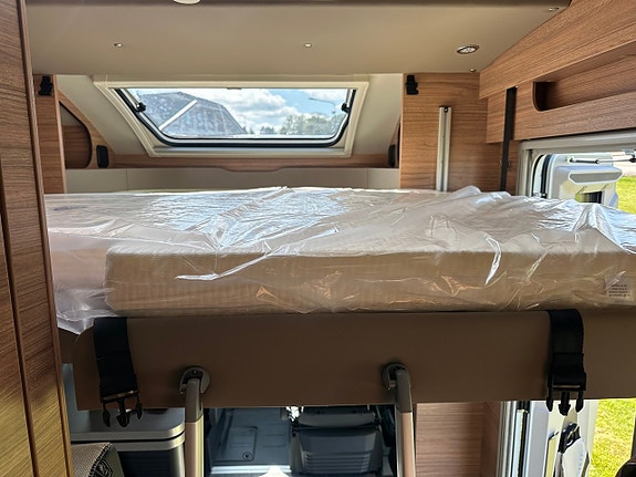 Weinsberg CaraSuite 650 MEG 140 Aut 8-steg Långbädd Edition Spicy Taksäng B-körkort NY! 13 of 30
