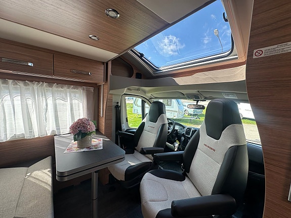 Weinsberg CaraSuite 650 MEG 140 Aut 8-steg Långbädd Edition Spicy Taksäng B-körkort NY! 15 of 30