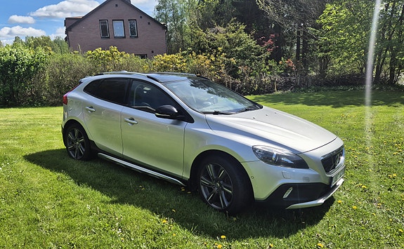 Volvo V40 Cross Country 2 of 5