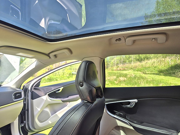 Volvo V40 Cross Country 8 of 21