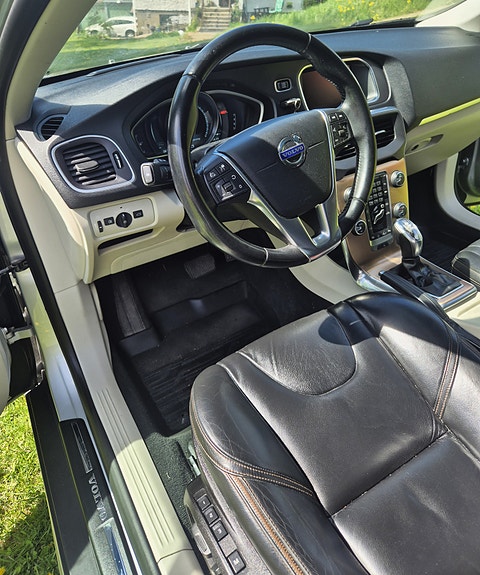 Volvo V40 Cross Country 7 of 21