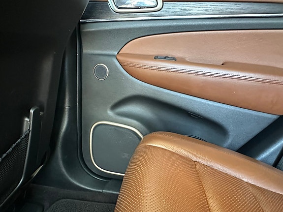 Jeep Grand Cherokee 16 of 24
