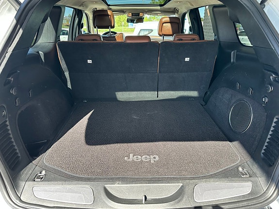Jeep Grand Cherokee 17 of 24