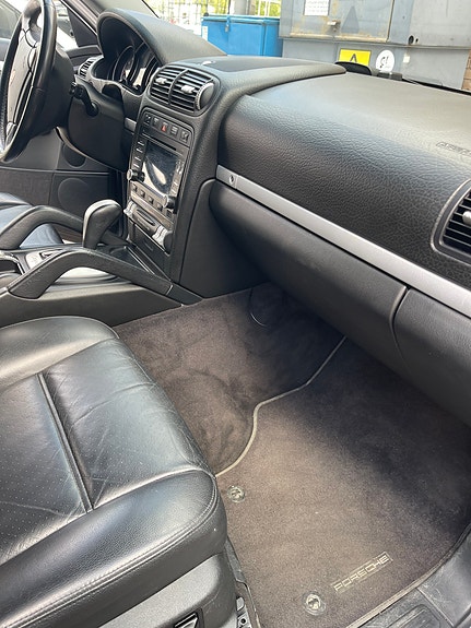 Porsche Cayenne 7 of 14