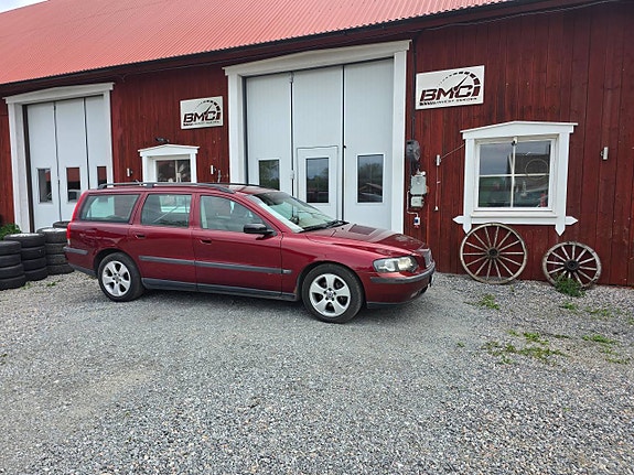 Volvo V70 3 of 5
