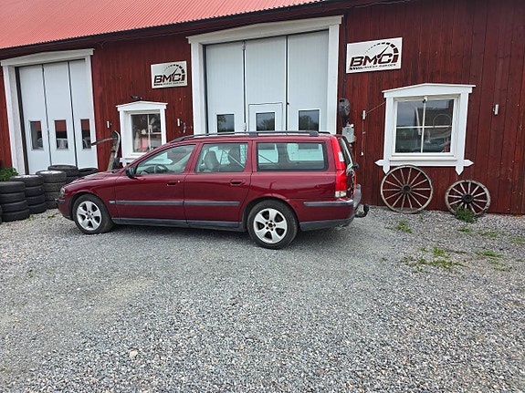 Volvo V70 2 of 5