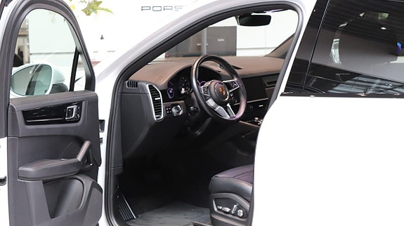 Porsche Cayenne 4 of 5
