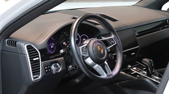 Porsche Cayenne 3 of 5