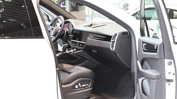 Porsche Cayenne 5 of 5