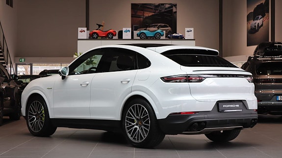 Porsche Cayenne 2 of 5