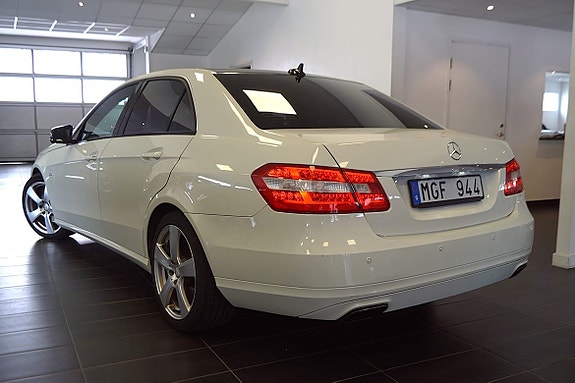 Mercedes-Benz E300 de 3 of 5