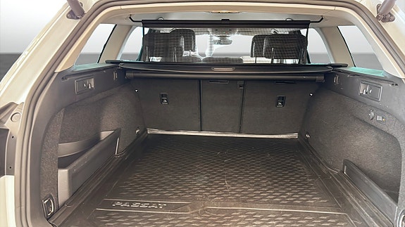 Volkswagen Passat Alltrack 12 of 13