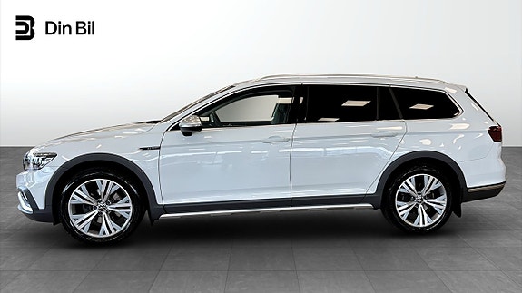 Volkswagen Passat Alltrack 2 of 5