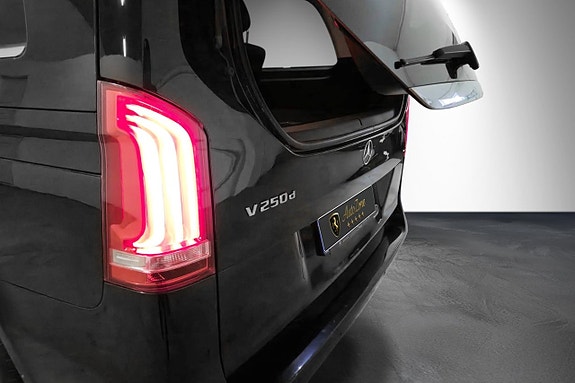 Mercedes-Benz V250 4 of 5