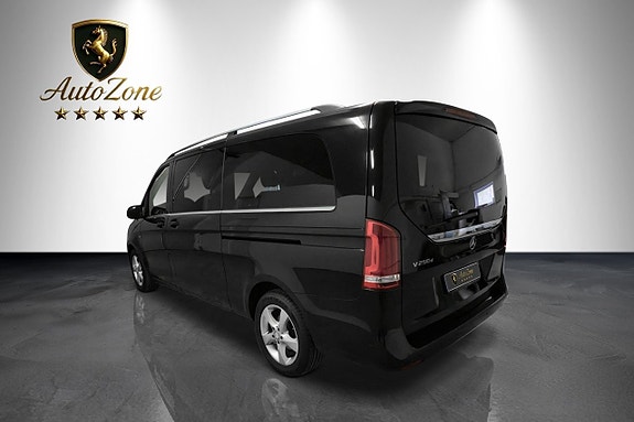 Mercedes-Benz V250 3 of 5