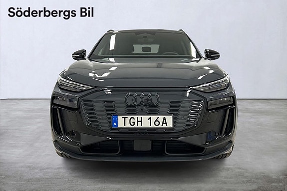 Audi Q6 e-tron 4 of 5