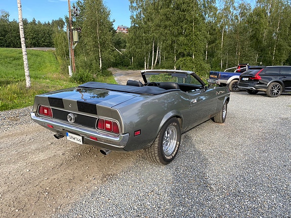 Ford Mustang 2 of 4