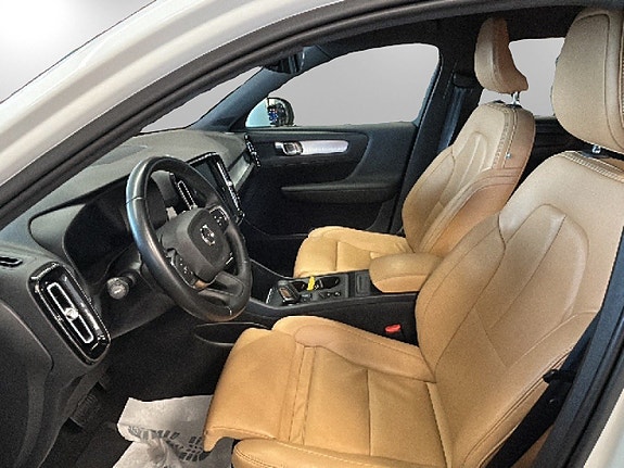Volvo XC40 8 of 16