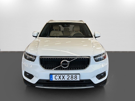 Volvo XC40 2 of 5