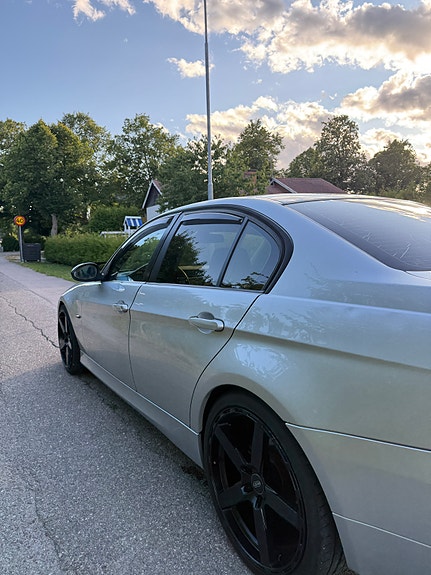 BMW 320i 2 of 5