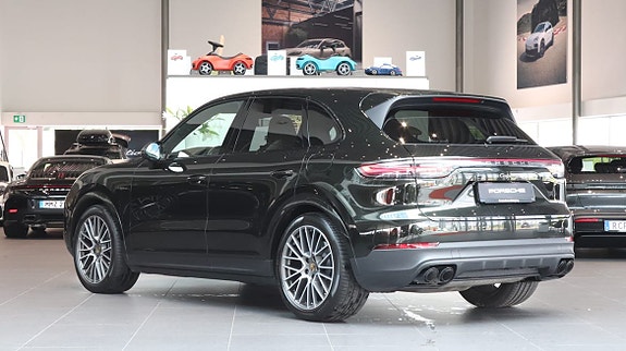 Porsche Cayenne 2 of 5