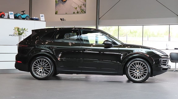 Porsche Cayenne 3 of 5