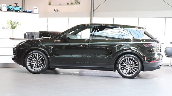 Porsche Cayenne 4 of 5