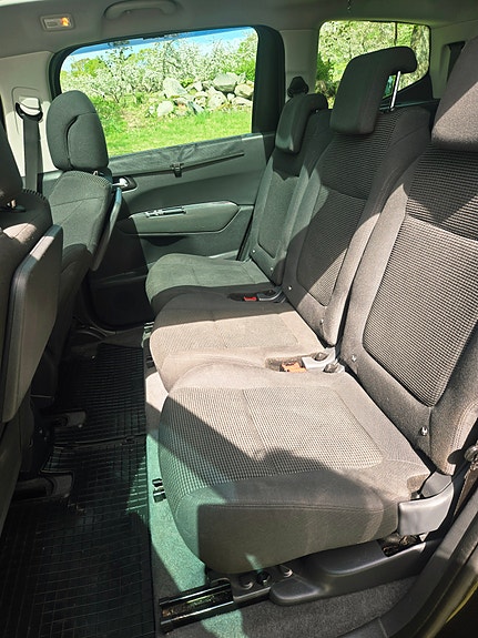 Peugeot 5008 2 of 5