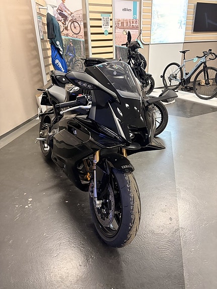 Yamaha YZF-R9 2025 Tech Black SMX 2 of 5