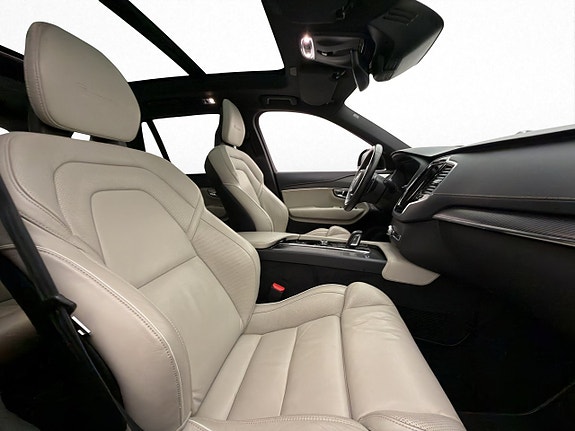 Volvo XC90 10 of 30
