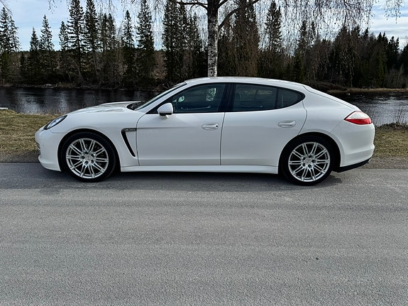 Porsche Panamera 4 4 of 5