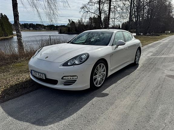 Porsche Panamera 4 2 of 5