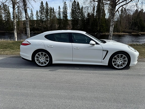 Porsche Panamera 4 3 of 5