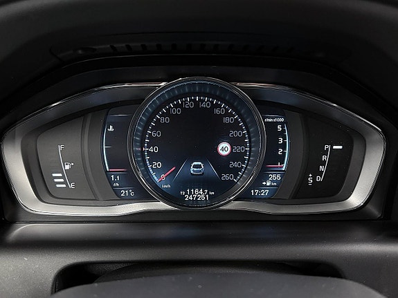 Volvo XC60 13 of 30