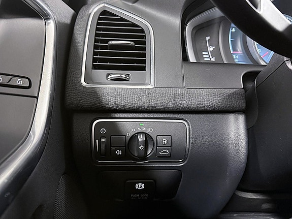 Volvo XC60 11 of 30