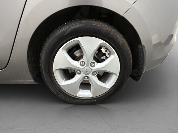 Kia Carens 27 of 29