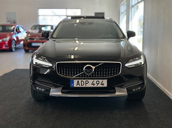 Volvo V90 Cross Country 2 of 5