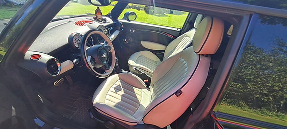 MINI Cooper S 4 of 5